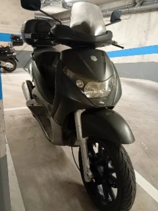 Piaggio 250cc Maxi Scooter Negra/Gris