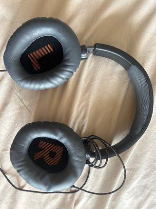 Cascos negros y grises