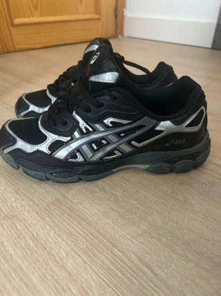 Zapatillas ASICS GEL-NYC Negras y Plateadas