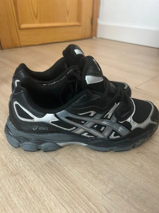 Zapatillas ASICS GEL-NYC Negras y Plateadas