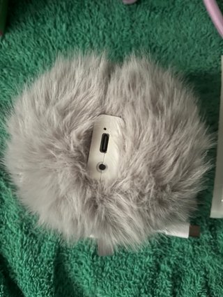 Muñeco peluche gris con ojos grandes