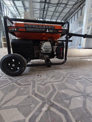 Generador Eléctrico Naranja y Negro