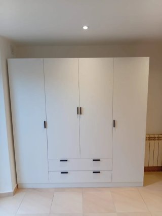 Armarios blancos de madera nuevos