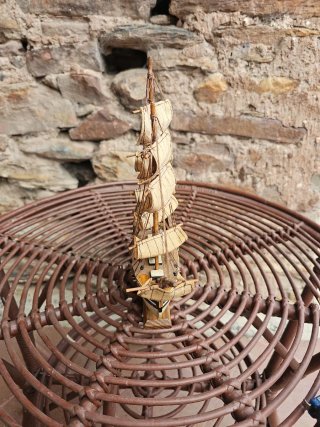 Maqueta de barco de madera