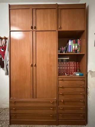 Armario de madera con cajones y estanterías