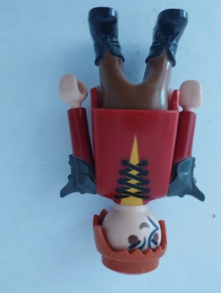 Playmobil figura pirata con traje rojo