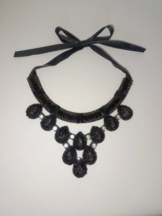 Collana girocollo con strass neri e oro