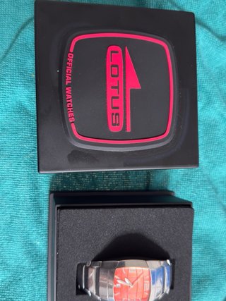 Reloj Lotus Rojo y Plateado