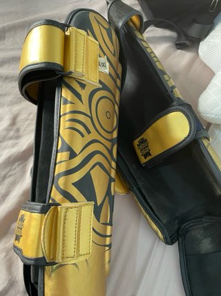 Espinilleras Muay Thai Doradas