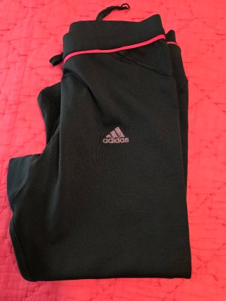 Mallas Adidas capri negras y rosas