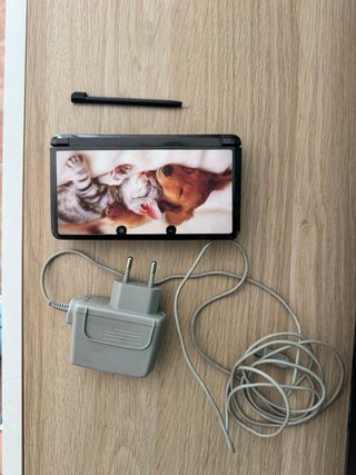 Nintendo 3DS con tarjeta con juegos