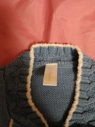 Chaqueta bebé azul con detalles blancos