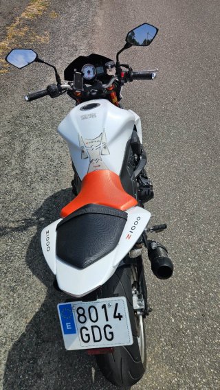 Kawasaki Z1000 Blanca y Roja año 2008