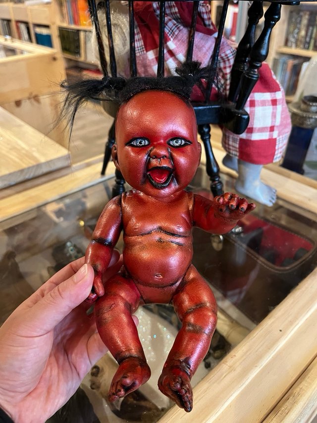 Muñeca artesanal estilo satanica/poseida
