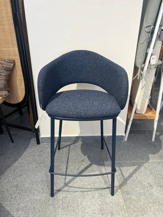 Sgabello Maina kave home blu in ciniglia