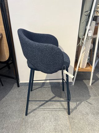 Sgabello Maina kave home blu in ciniglia