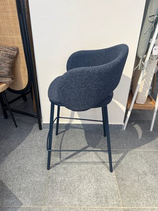 Sgabello Maina kave home blu in ciniglia