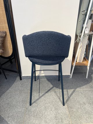 Sgabello Maina kave home blu in ciniglia
