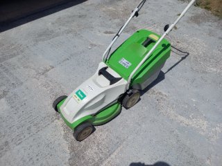 Cortacésped eléctrico verde