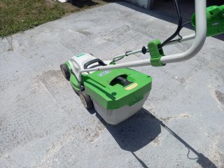 Cortacésped eléctrico verde