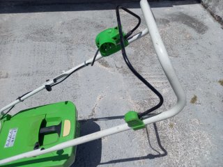 Cortacésped eléctrico verde