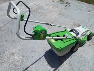 Cortacésped eléctrico verde
