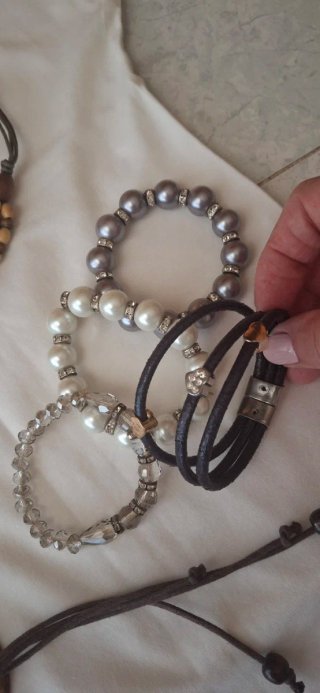 Lotto Gioielli: Collane, Orecchini, Bracciali