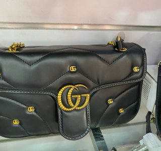 Bolso  Negro/Dorado Cadena Mediano