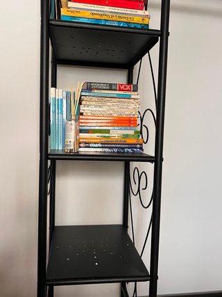Elegante perchero con un diseño moderno y funciona