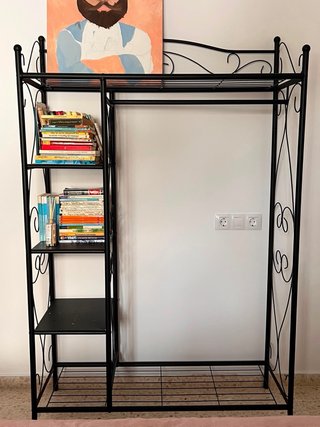 Elegante perchero con un diseño moderno y funciona