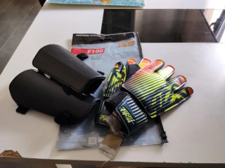 Guantes de portero niño Kipsta y espinilleras