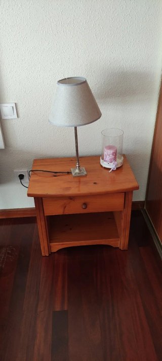 Juego 2 mesitas de noche de madera.