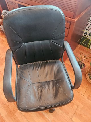Sillón de oficina polipiel negro con ruedas
