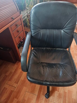 Sillón de oficina polipiel negro con ruedas