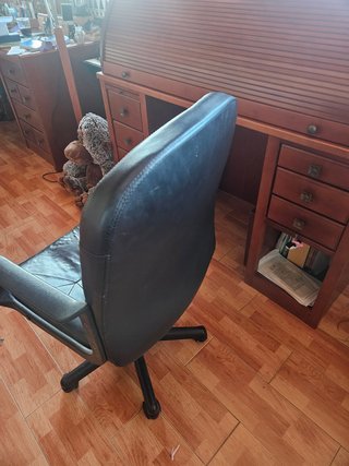 Sillón de oficina polipiel negro con ruedas