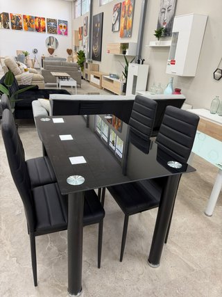 Mesa Comedor Cristal Templado y Sillas Negras