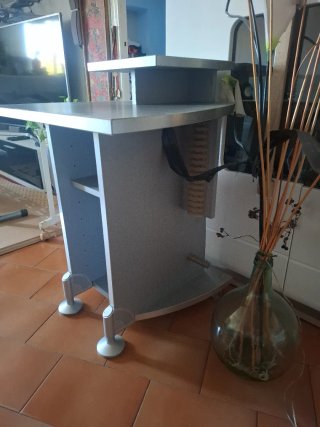 Mesa de ordenador gris y plateada