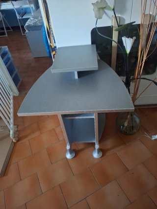 Mesa de ordenador gris y plateada