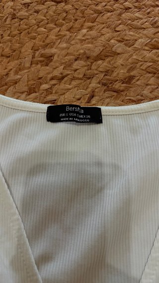 Top Bershka blanco con anilla