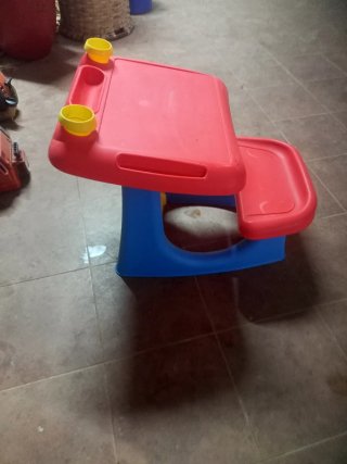 Pupitre infantil rojo y azul