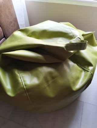Sillón puff verde polipiel.