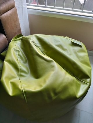Sillón puff verde polipiel.