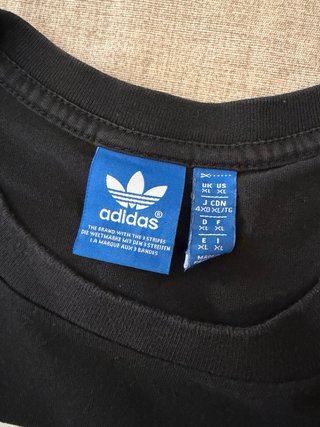 T-shirt Adidas nera con logo bianco