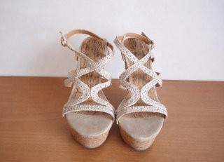 Sandalias cuña beige con pedrería