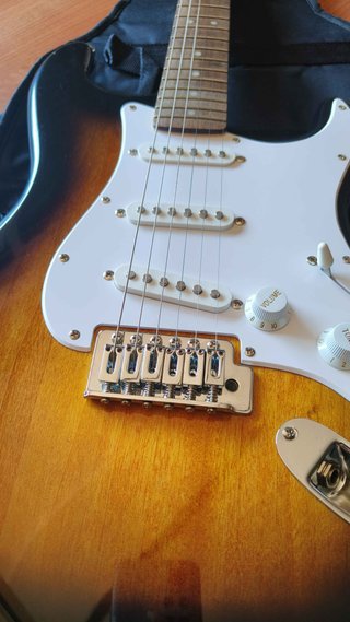 Guitarra Fender Squier Sunburst