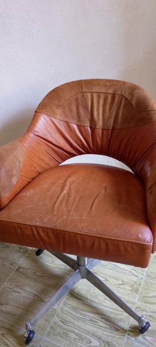 Silla de oficina vintage cuero y metal