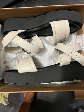 Sandalias Unisa Beige y Negro Talla 37