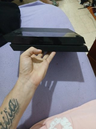 PS4 Negra con Mando y con todos los cables