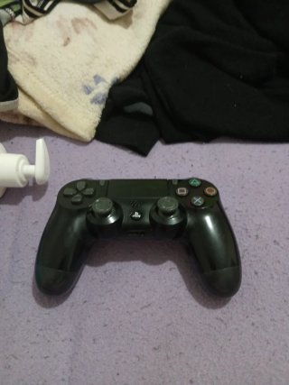 PS4 Negra con Mando y con todos los cables