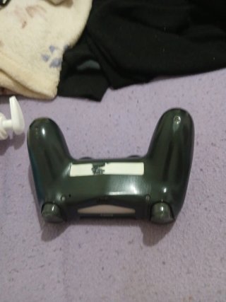 PS4 Negra con Mando y con todos los cables